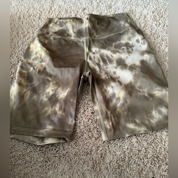 La Society Pants - Women's Athletic Shorts in Tie-Dye Pattern